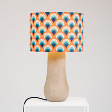 Llwythwch y ddelwedd i wyliwr yr Oriel, Gwaelod Lamp Pren Golau - efo lampshêd retro (un o 8 patrwm)