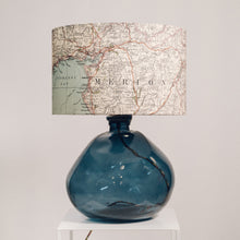 Llwythwch y ddelwedd i wyliwr yr Oriel, Lamp Gwydr Glas Mawr Wedi'i Ail-gylchu - efo lampshêd drwm hen fap