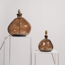 Llwythwch y ddelwedd i wyliwr yr Oriel, Lamp Gwydr Llwyd Myglyd Mawr Wedi'i Ail-gylchu - efo unrhyw lampshêd Crawia, Heli neu retro