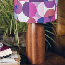 Llwythwch y ddelwedd i wyliwr yr Oriel, Gwaelod Lamp Pren Tywyll - efo lampshêd retro (un o 8 patrwm)