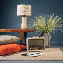 Llwythwch y ddelwedd i wyliwr yr Oriel, Gwaelod Lamp Pren Golau - efo lampshêd retro (un o 8 patrwm)