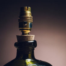 Llwythwch y ddelwedd i wyliwr yr Oriel, Lamp Gwydr Gwyrdd Wedi'i Ail-gylchu - efo lampshêd drwm hen fap