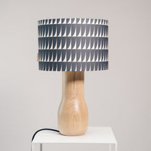 Llwythwch y ddelwedd i wyliwr yr Oriel, Gwaelod Lamp Pren Golau - efo lampshêd Heli (un o 4 lliw)