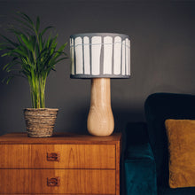 Llwythwch y ddelwedd i wyliwr yr Oriel, Lampshêd Crawia Llwyd a Gwyn