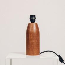 Llwythwch y ddelwedd i wyliwr yr Oriel, Gwaelod Lamp Pren Tywyll - efo lampshêd drwm hen fap