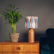 Llwythwch y ddelwedd i wyliwr yr Oriel, Gwaelod Lamp Pren Tywyll - efo lampshêd retro (un o 8 patrwm)