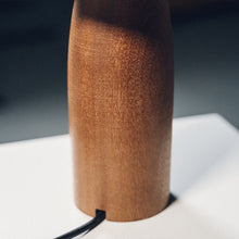 Llwythwch y ddelwedd i wyliwr yr Oriel, Gwaelod Lamp Pren Tywyll - efo lampshêd drwm hen fap