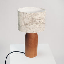 Llwythwch y ddelwedd i wyliwr yr Oriel, Gwaelod Lamp Pren Tywyll - efo lampshêd drwm hen fap