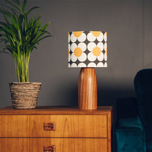 Llwythwch y ddelwedd i wyliwr yr Oriel, Lampshêd Retro Blodau Melyn, Du a Gwyn