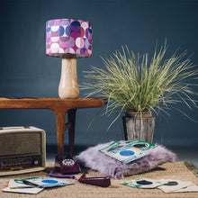 Llwythwch y ddelwedd i wyliwr yr Oriel, Gwaelod Lamp Pren Golau - efo lampshêd retro (un o 8 patrwm)