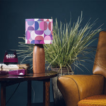 Llwythwch y ddelwedd i wyliwr yr Oriel, Gwaelod Lamp Pren Tywyll - efo lampshêd retro (un o 8 patrwm)