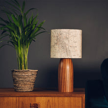 Llwythwch y ddelwedd i wyliwr yr Oriel, Gwaelod Lamp Pren Tywyll - efo lampshêd drwm hen fap