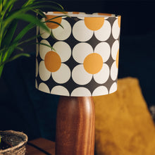 Llwythwch y ddelwedd i wyliwr yr Oriel, Lampshêd Retro Blodau Melyn, Du a Gwyn