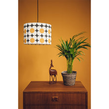 Llwythwch y ddelwedd i wyliwr yr Oriel, Lampshêd Retro Blodau Melyn, Du a Gwyn