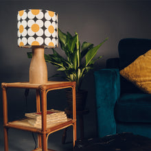 Llwythwch y ddelwedd i wyliwr yr Oriel, Lampshêd Retro Blodau Melyn, Du a Gwyn